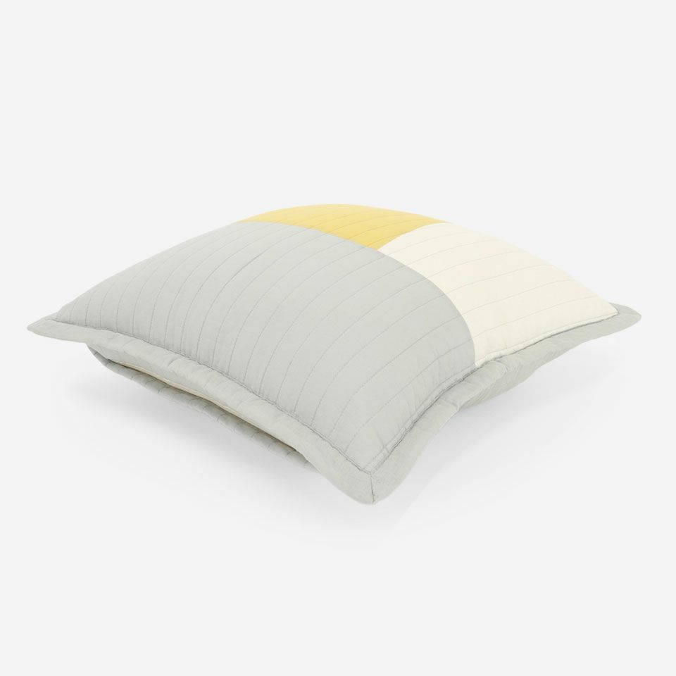 表面と裏面の異なるデザイン／周囲は共生地の額縁をつけています／表面カラー：イエロー