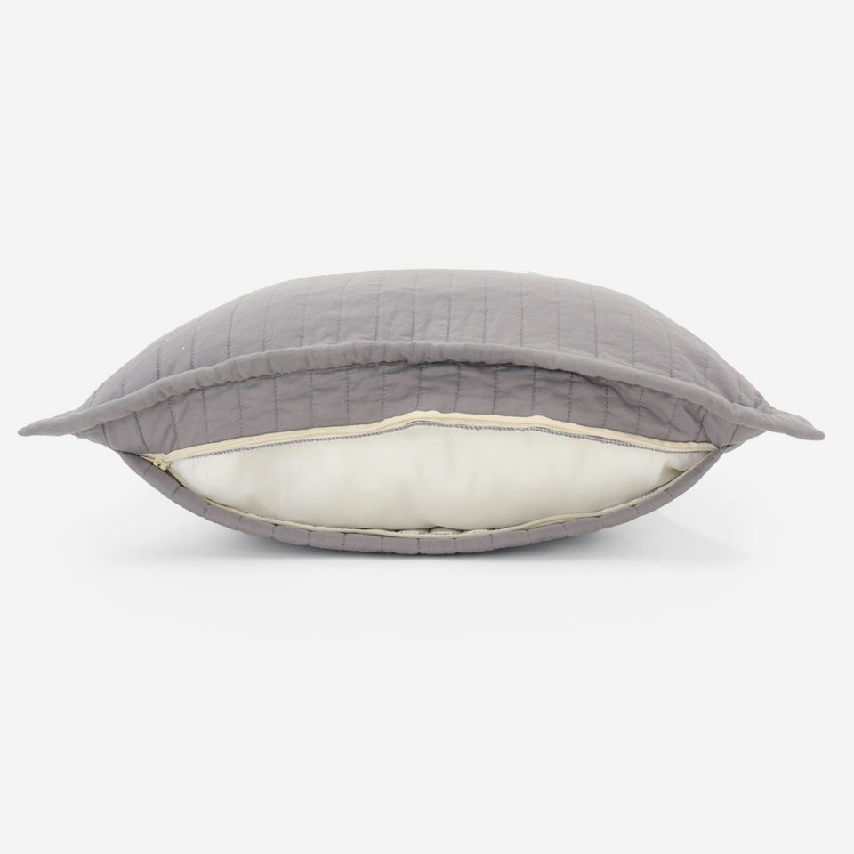 ファスナー部分は生地を片側から被せています