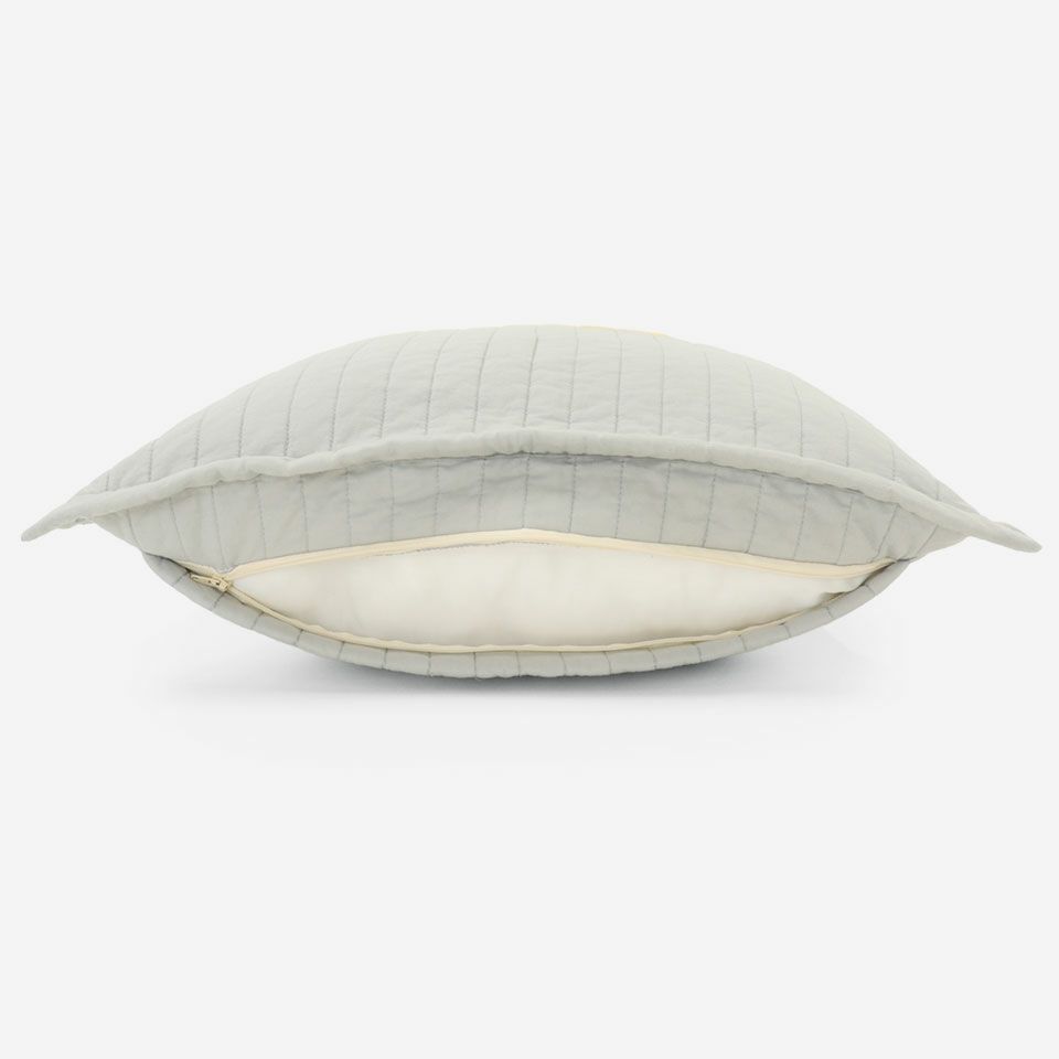 ファスナー部分は生地を片側から被せています