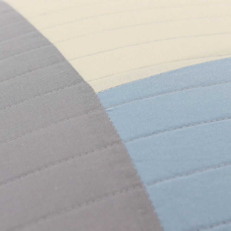 生地にわたをはさみキルトをかけてから製品洗いをして、肌触りの良い風合いに仕上げたコットンクッションカバーです