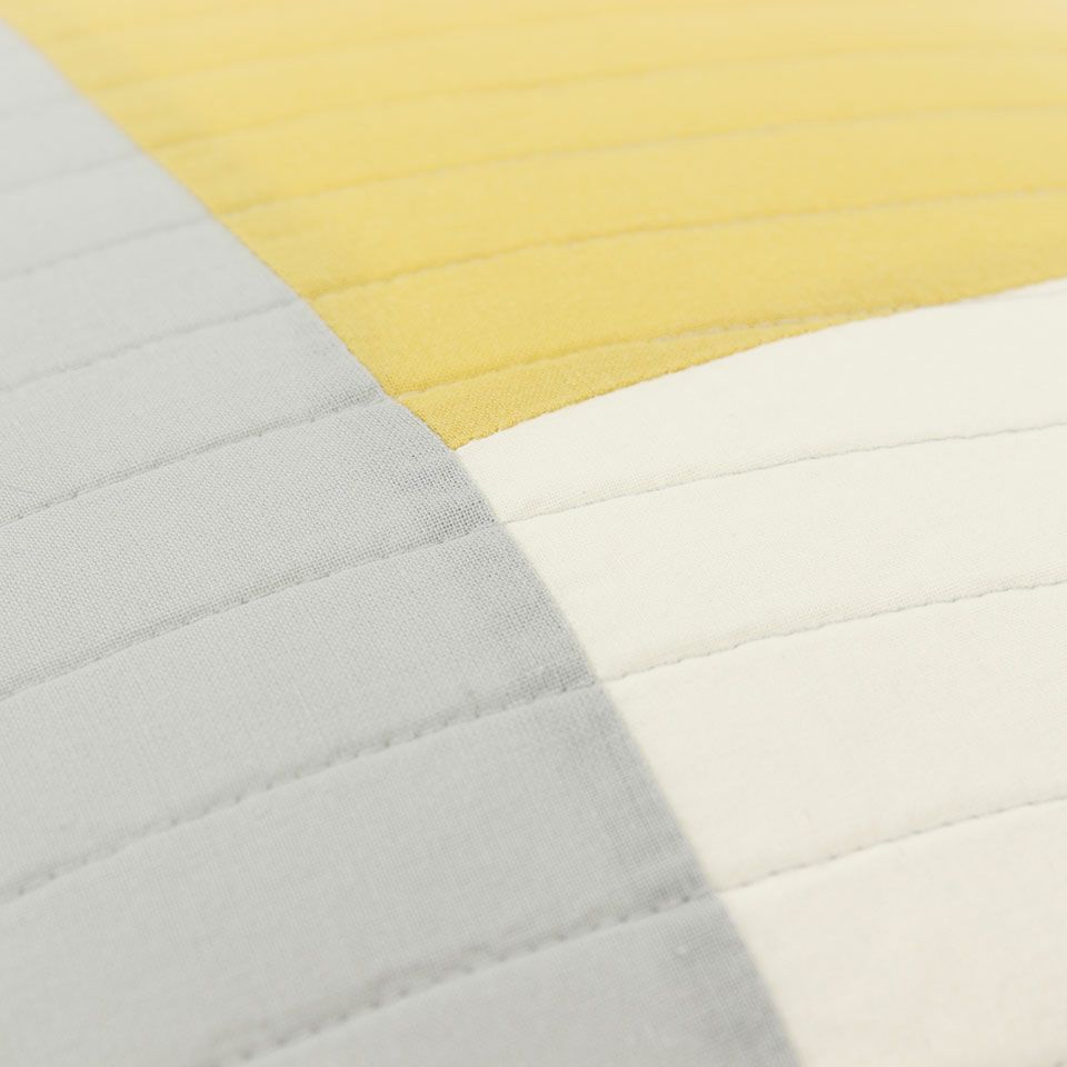 生地にわたをはさみキルトをかけてから製品洗いをして、肌触りの良い風合いに仕上げたコットンクッションカバーです