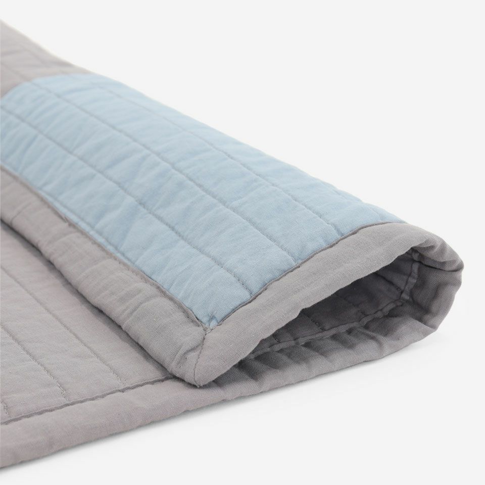 製品洗いすることで生地が縮み、独特な凹凸感がうまれ風合いもよくなります