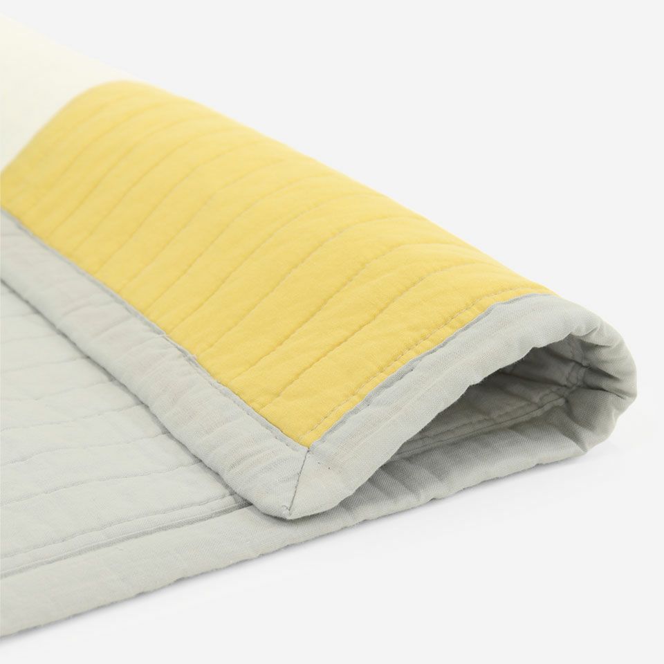 製品洗いすることで生地が縮み、独特な凹凸感がうまれ風合いもよくなります