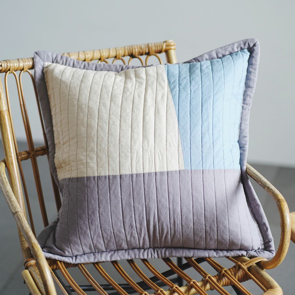 カラーブロックデザインは色ごとにパッチワークして仕上げ、クラフト感とカラーのコンビネーションが魅力の商品です