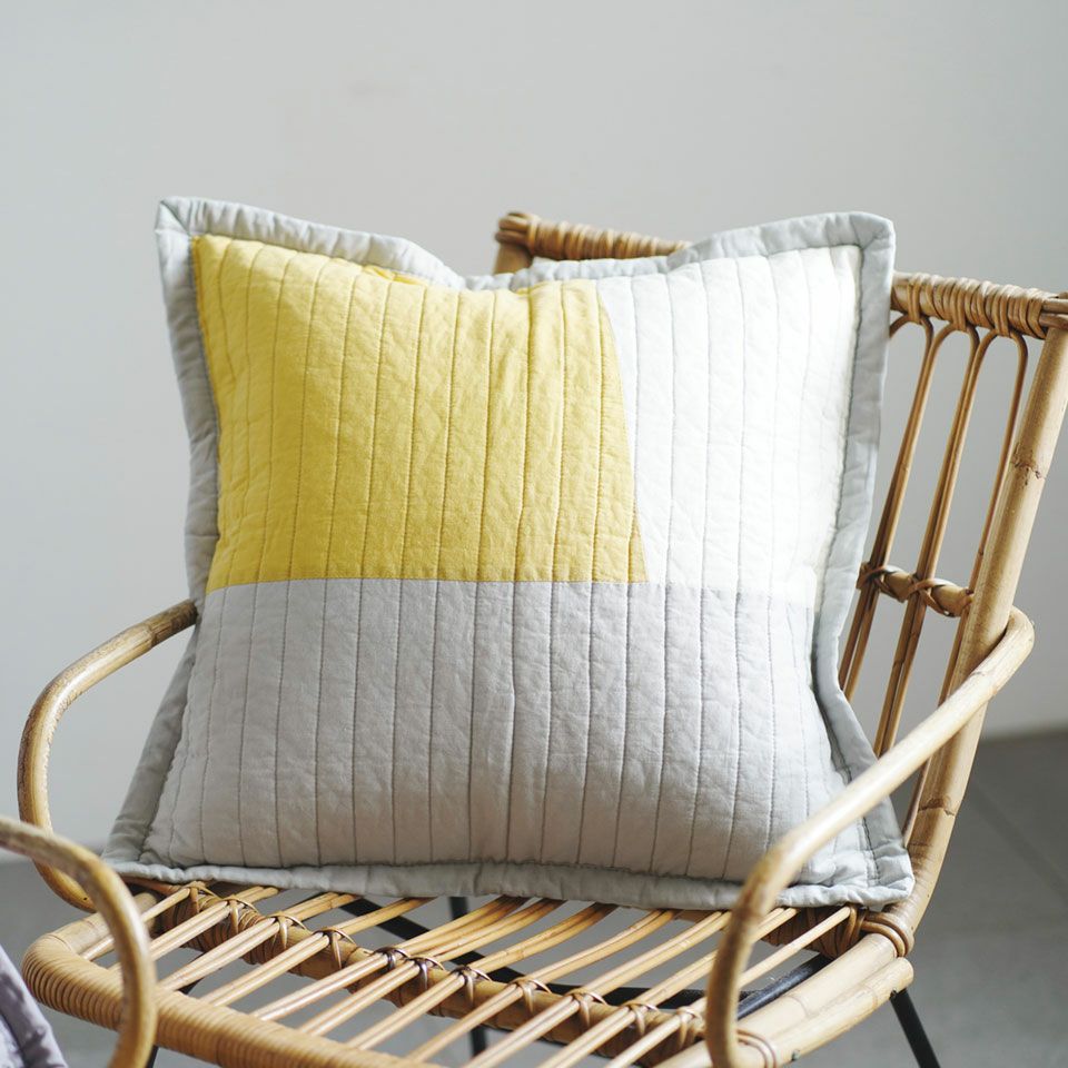 カラーブロックデザインは色ごとにパッチワークして仕上げ、クラフト感とカラーのコンビネーションが魅力の商品です