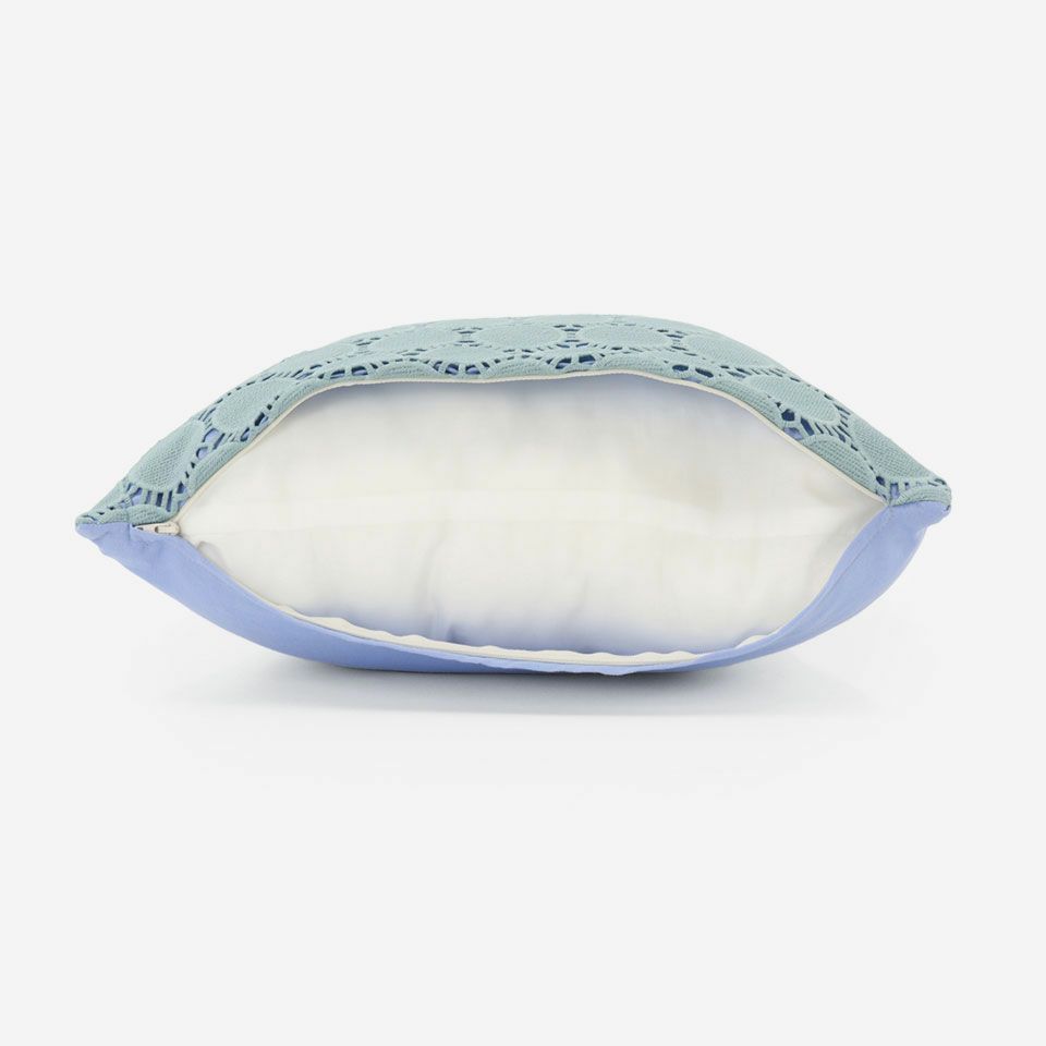 ファスナー部分は生地を片側から被せています