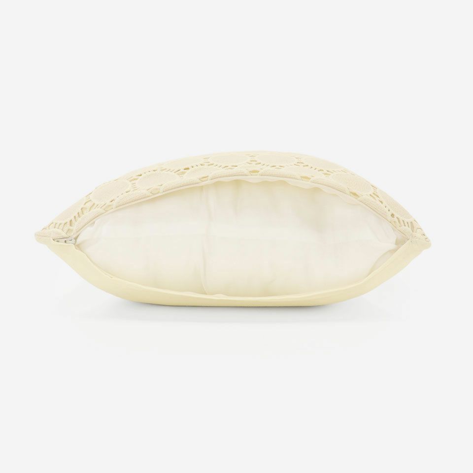 ファスナー部分は生地を片側から被せています