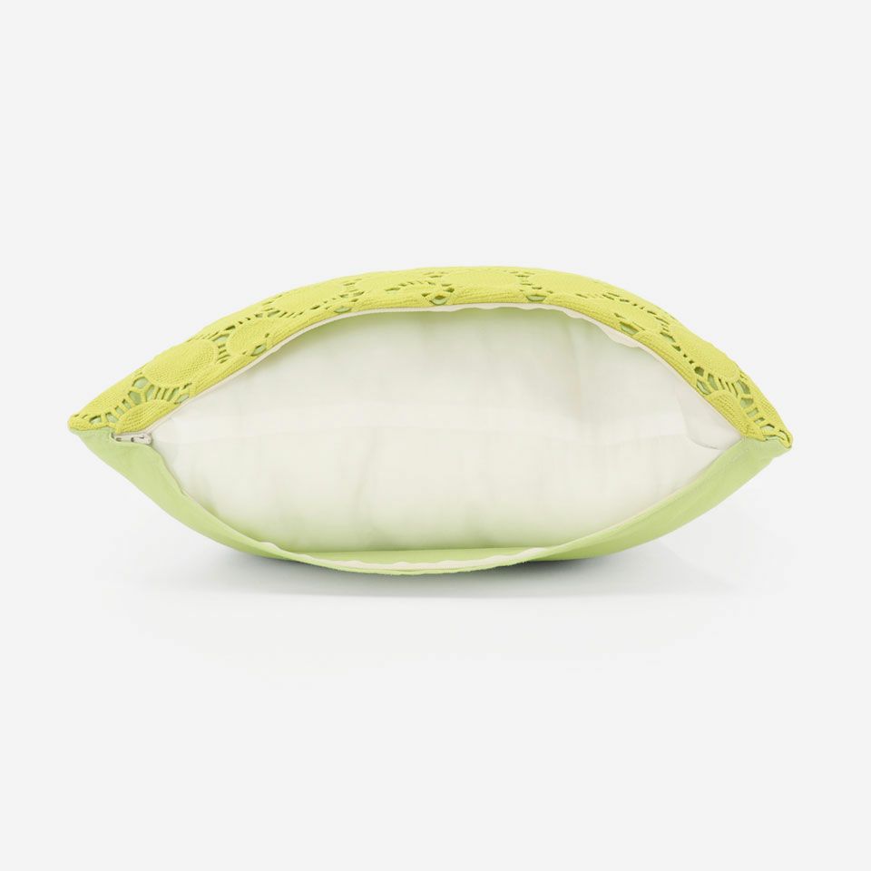 ファスナー部分は生地を片側から被せています