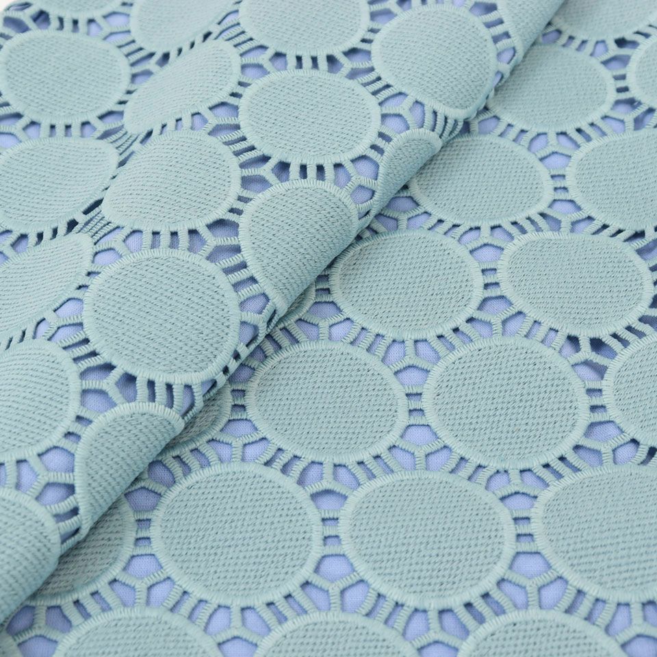 リズミカルなサークルデザインが印象的なレースクッションカバーです