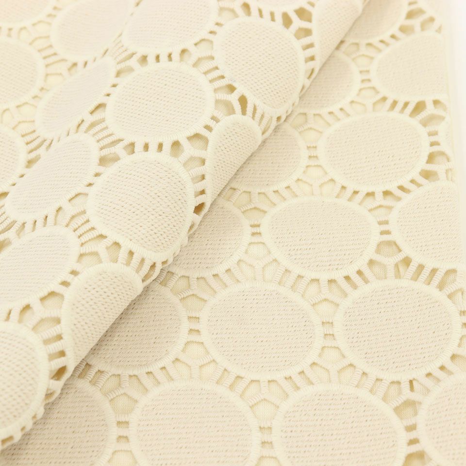 リズミカルなサークルデザインが印象的なレースクッションカバーです