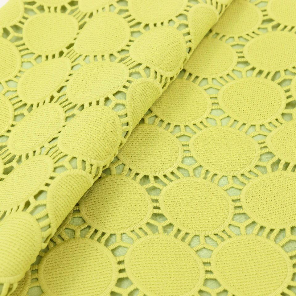 リズミカルなサークルデザインが印象的なレースクッションカバーです