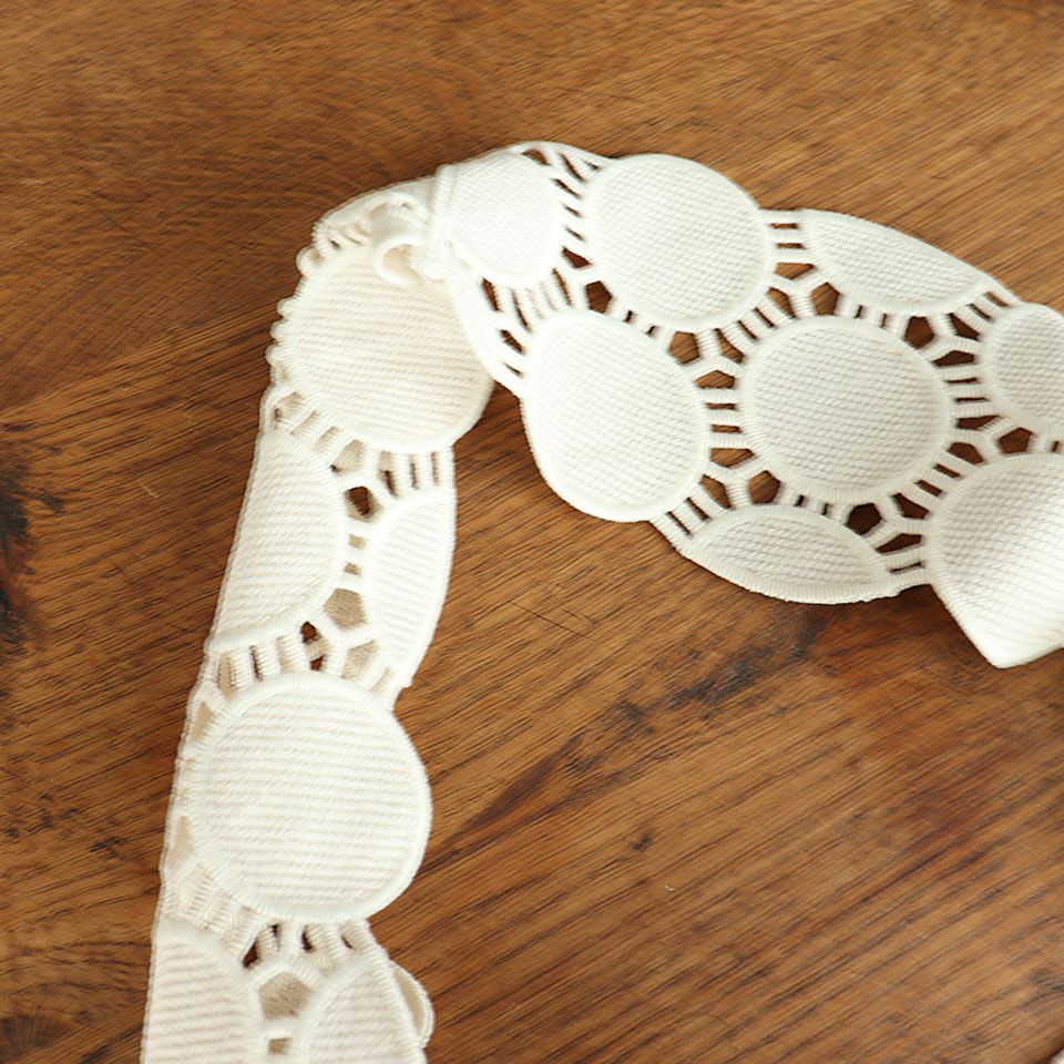 持ち手が長めのため肩にかけて持ち歩けるのが魅力です