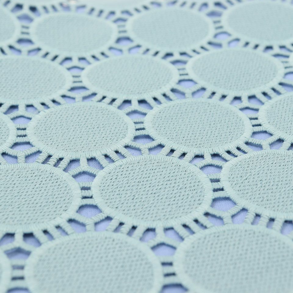 リズミカルなサークルデザインが印象的なレースバッグです