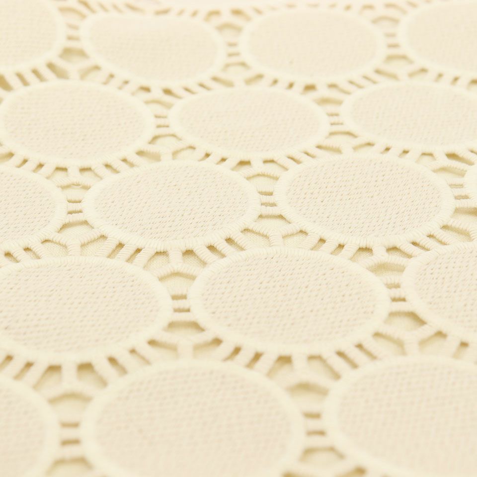 リズミカルなサークルデザインが印象的なレースバッグです