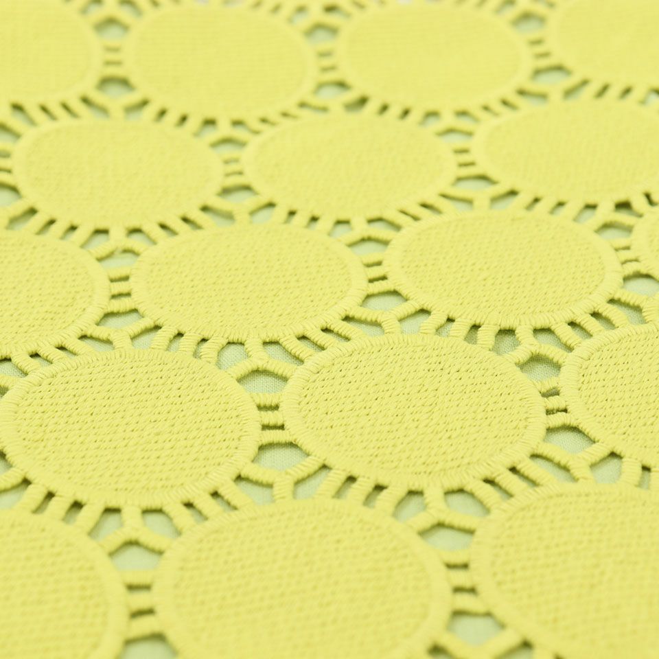 リズミカルなサークルデザインが印象的なレースバッグです