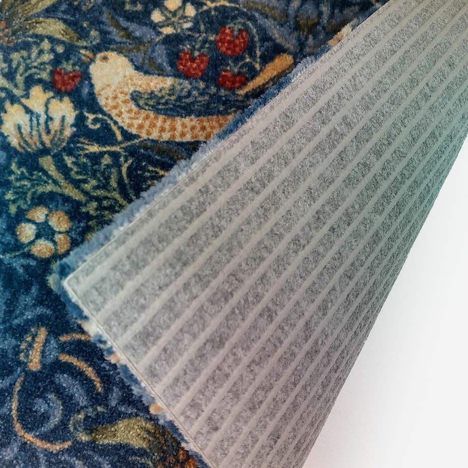 裏面は滑り止め付き／接着剤等は不要で簡単に設置できます