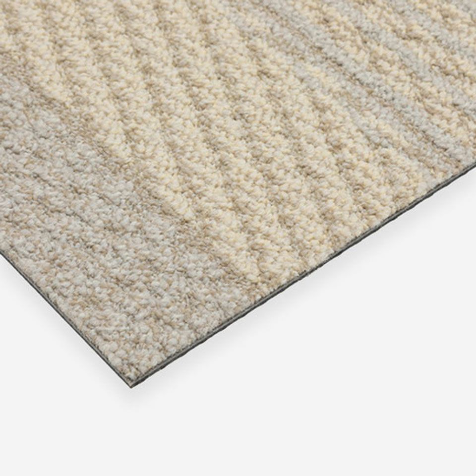 表面カラー：アイボリー／周囲が綺麗にカットされたタイル形状で、隙間なく組み合わせることができます