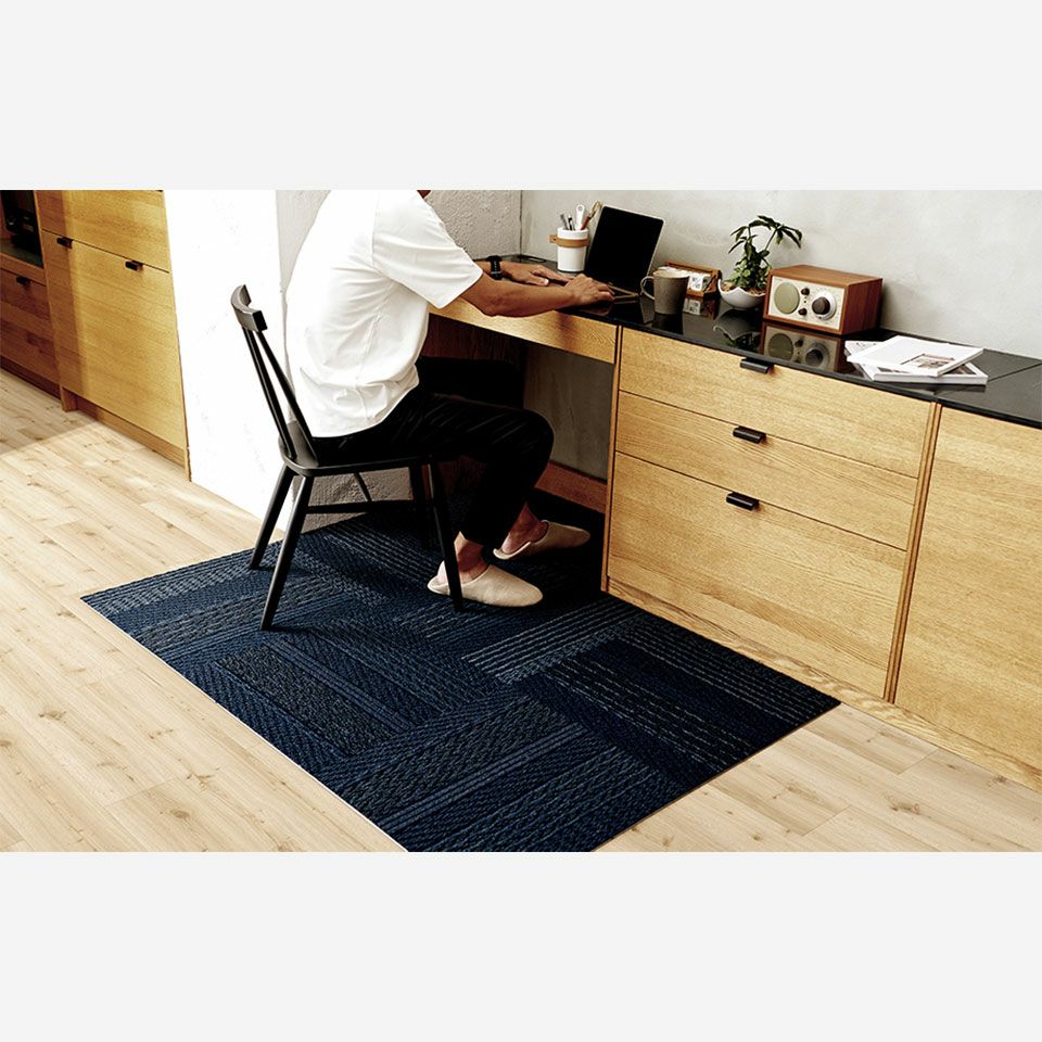 ブルー8枚使用／机下の広さにより組み換えが可能／椅子によるフローリングの傷防止にも効果があります