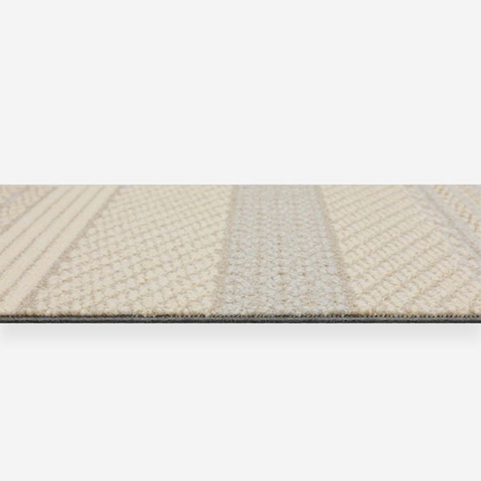 厚み（全厚）は8mm／重量感はありますが、その分ズレにくくなっています