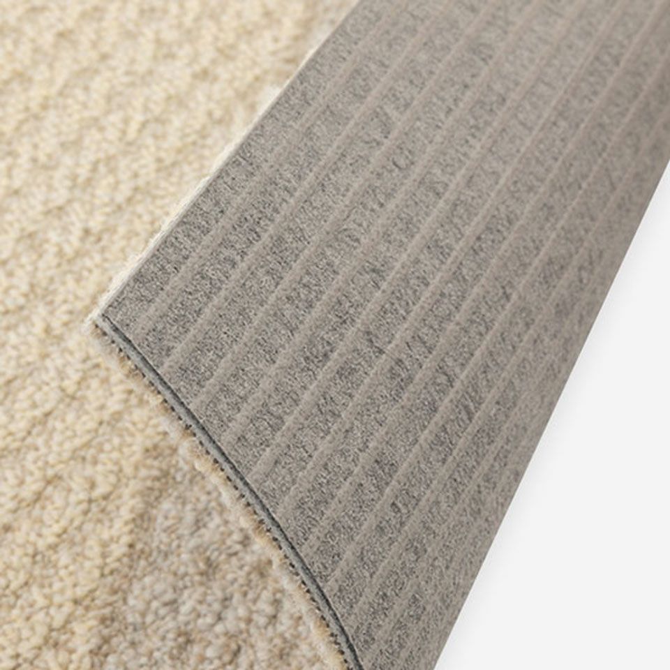 裏面は滑り止め付き／接着剤等は不要で簡単に設置できます