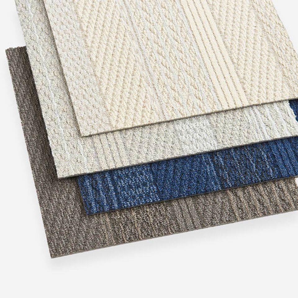 下からブラウン、ブルー、ライトグレー、アイボリーの計4色