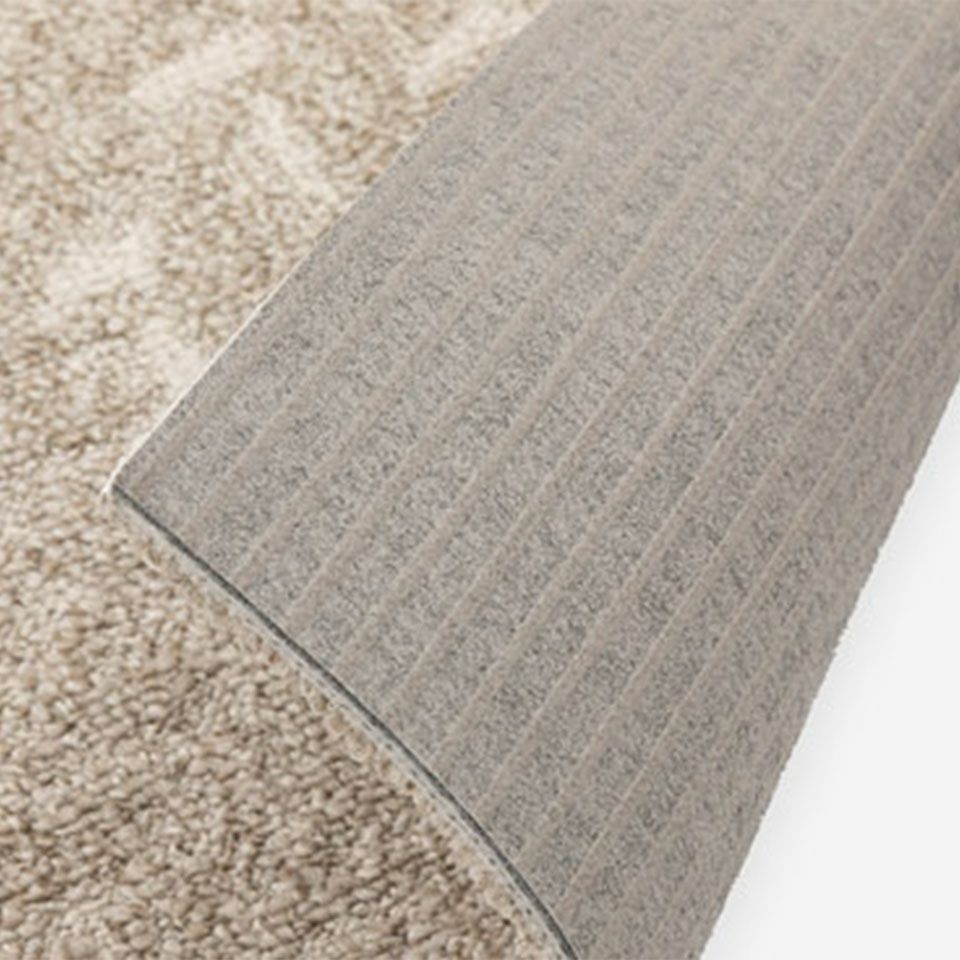 裏面は滑り止め付き／接着剤等は不要で簡単に設置できます