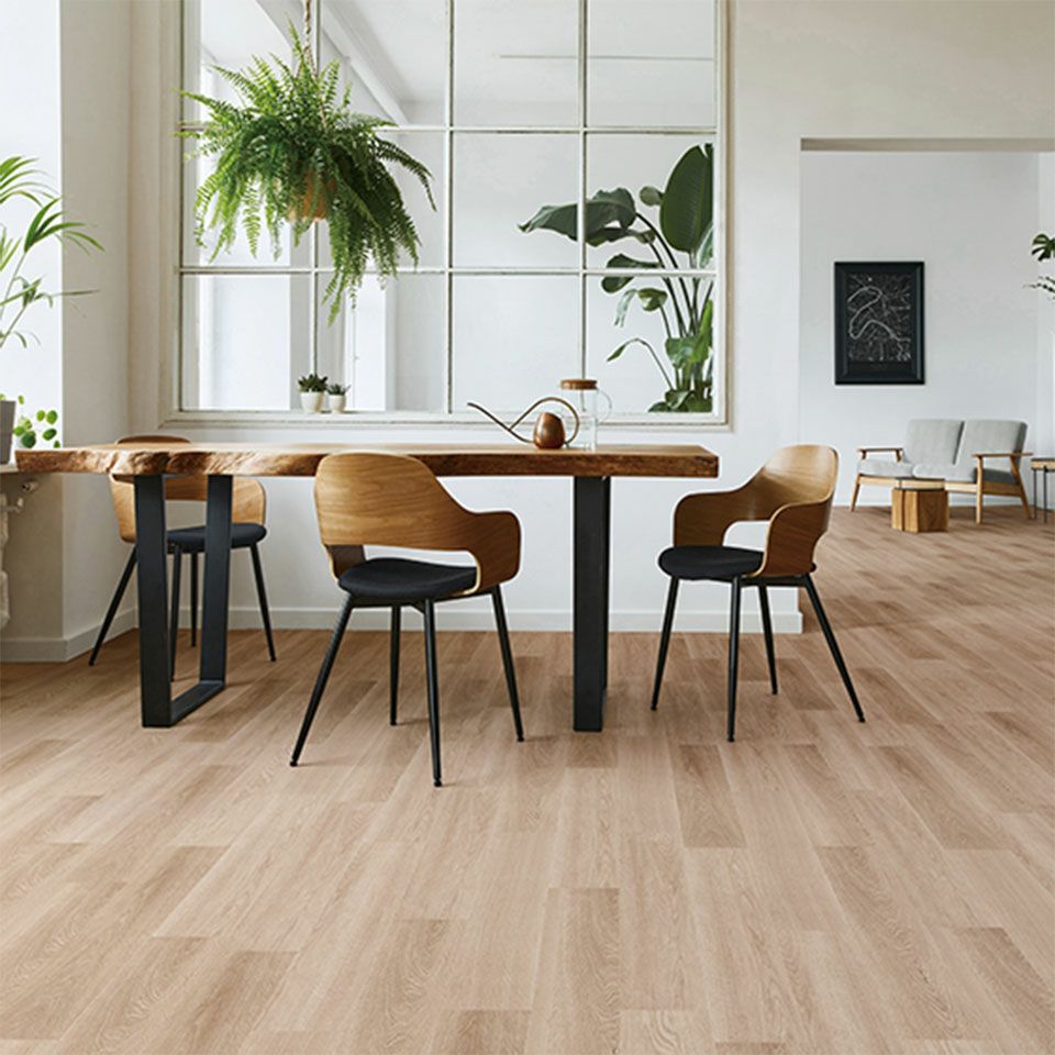 施工画像／なじみやすくナチュラルなパスカルオーク／木材の自然な風合いを再現するため、一枚毎に濃淡の差をつけています