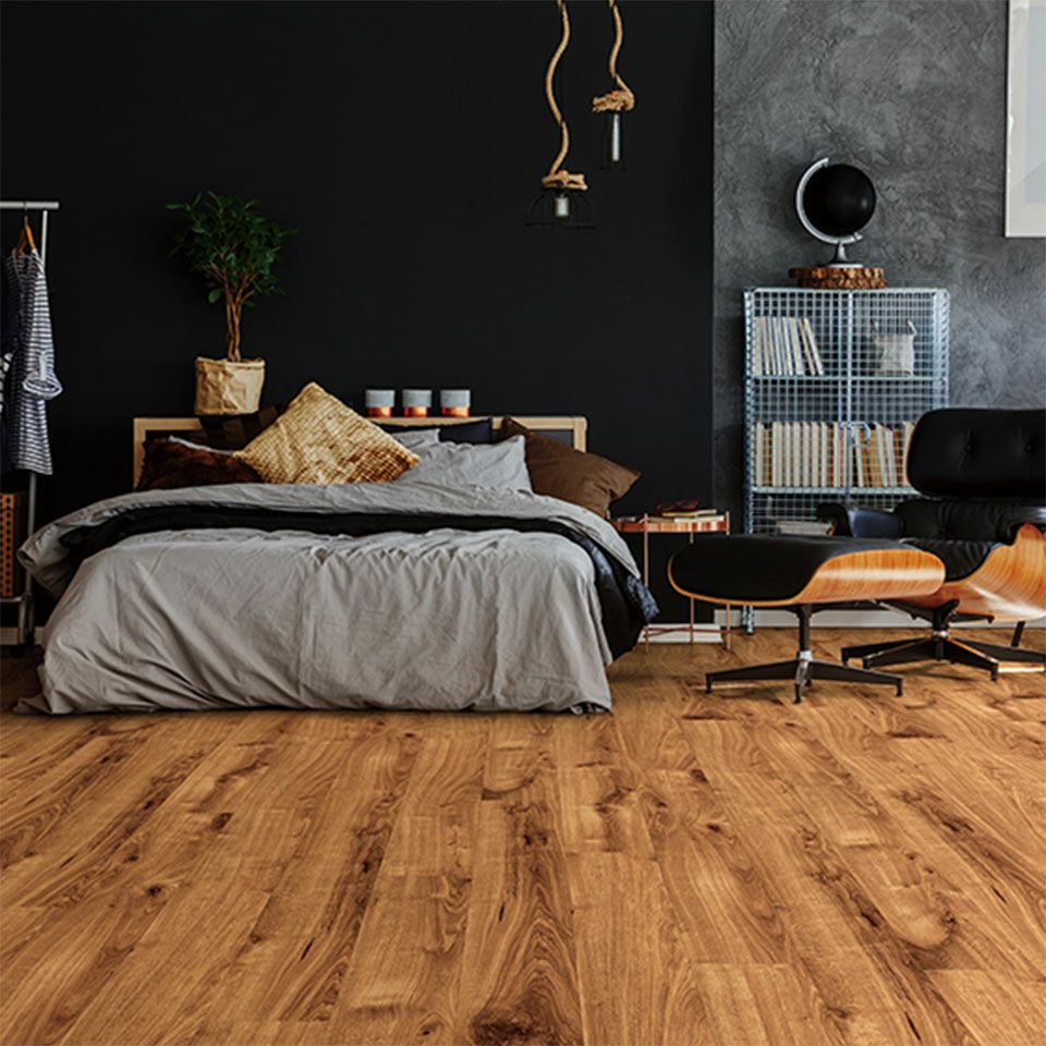 施工画像／ダイナミックで華やかなリクレイムオーク／木材の自然な風合いを再現するため、一枚毎に濃淡の差をつけています