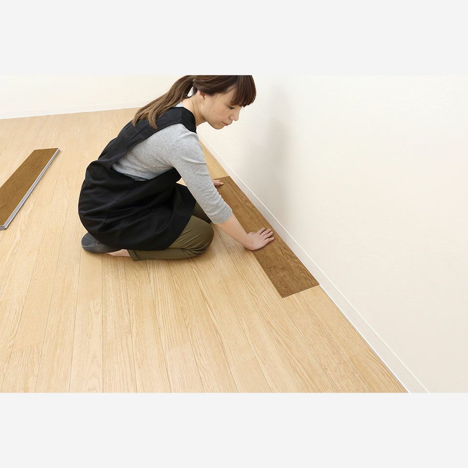 裏面はのりが付いているため、接着剤を別に用意する必要がなく、すぐに貼ることができます