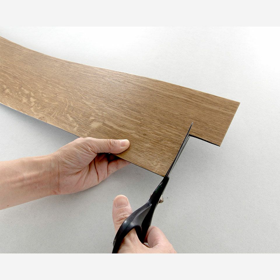 細かい部分や曲線カットには、はさみでの施工がおすすめです