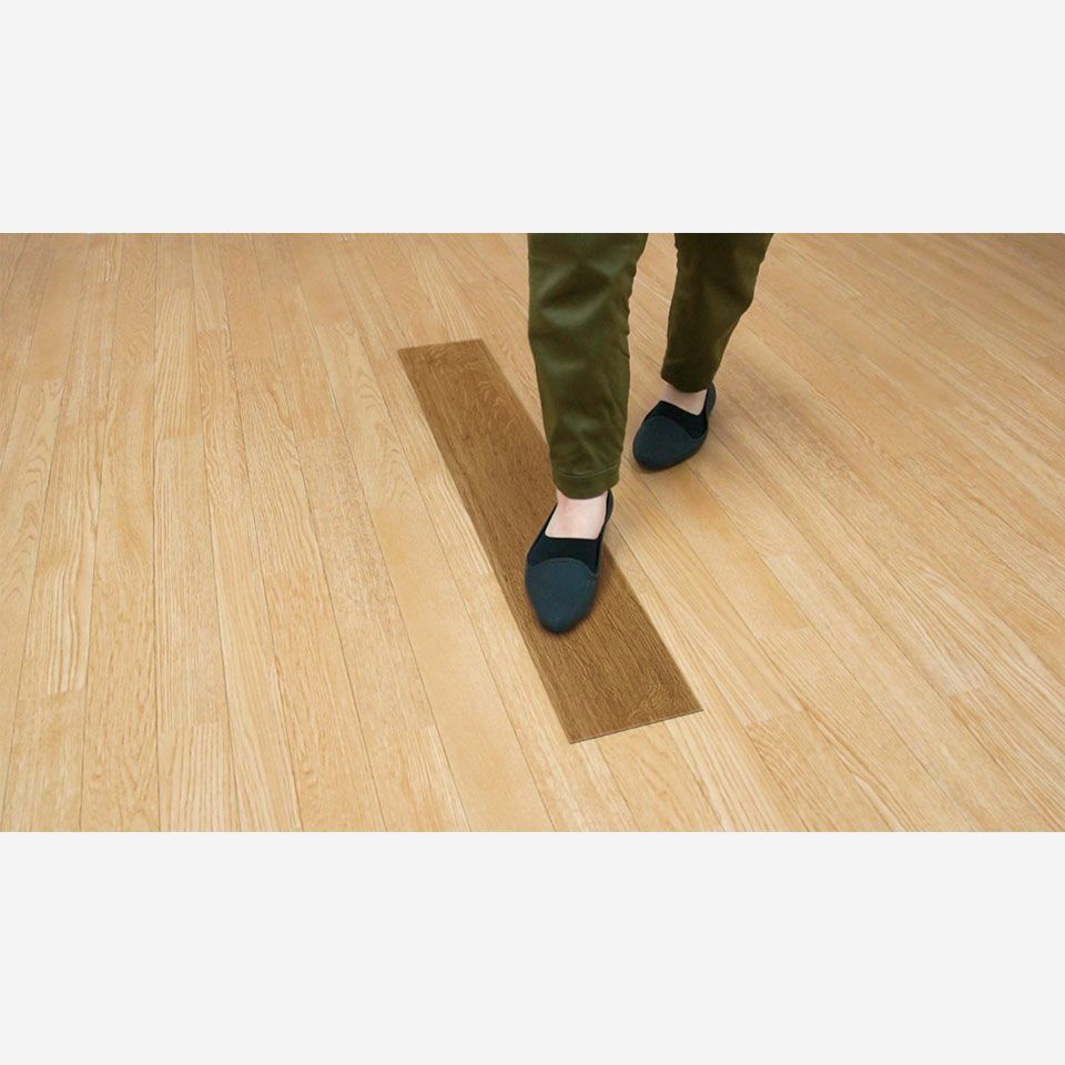 しっかり接着するので掃除機をかけても走り回っても動きません