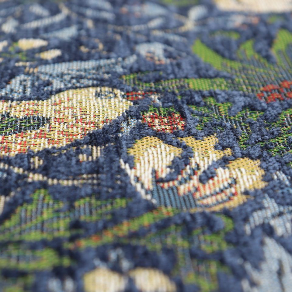 モリスの別荘であるケルムスコット・マナーでいちごをついばむツグミを見て描いたデザインです