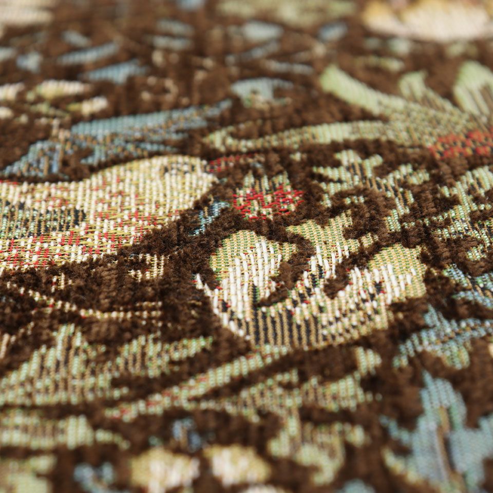 モリスの別荘であるケルムスコット・マナーでいちごをついばむツグミを見て描いたデザインです