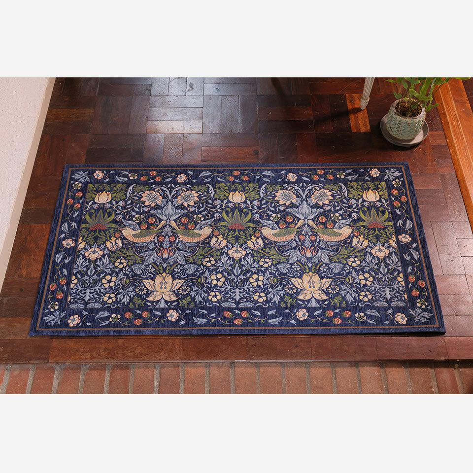 モリスの優れたデザインとゴブラン織りの本場であるベルギーの技術が融合した敷物は、モリスの新たな魅力を生み出しています