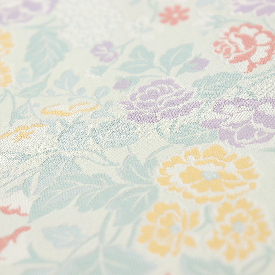 牡丹や薔薇、キンポウゲなどの花束文様は、マリー・アントワネットの室内用具の装飾布に用いられていました