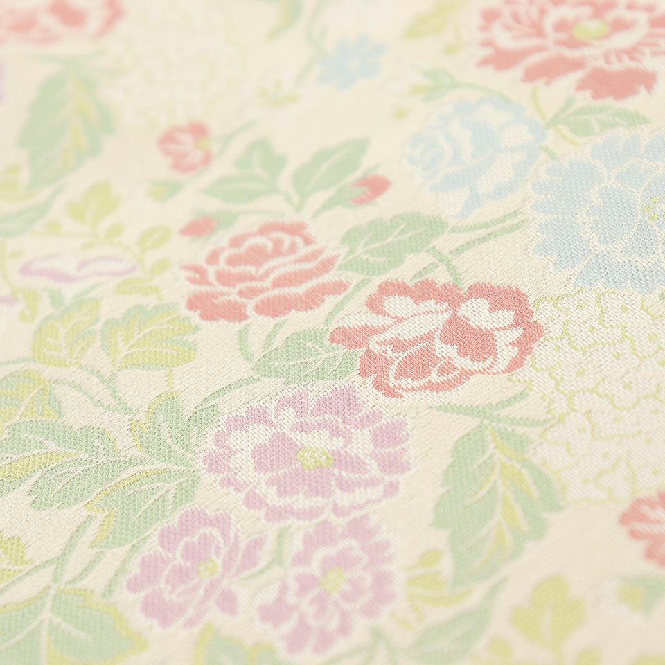 牡丹や薔薇、キンポウゲなどの花束文様は、マリー・アントワネットの室内用具の装飾布に用いられていました