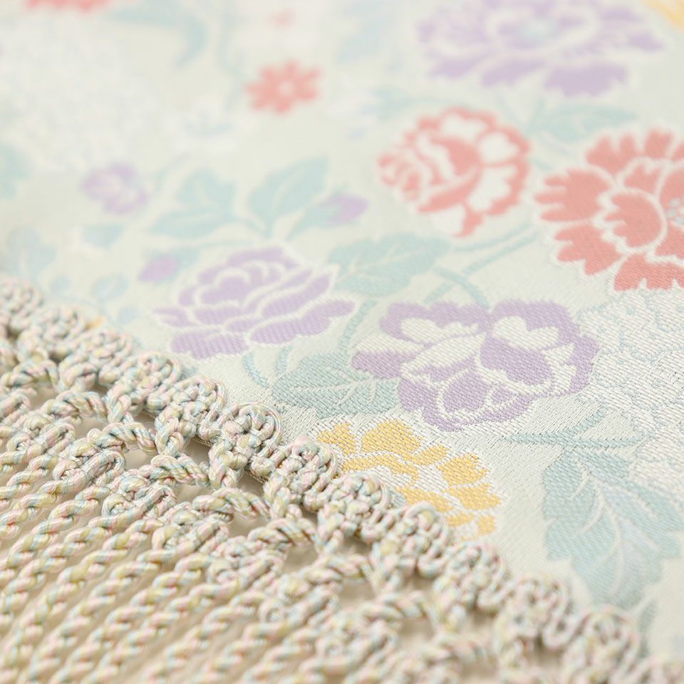 貴婦人たちに好まれた豪華で繊細なロココ様式を感じさせる文様を織り表しました