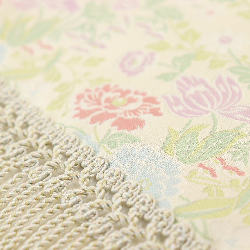 貴婦人たちに好まれた豪華で繊細なロココ様式を感じさせる文様を織り表しました