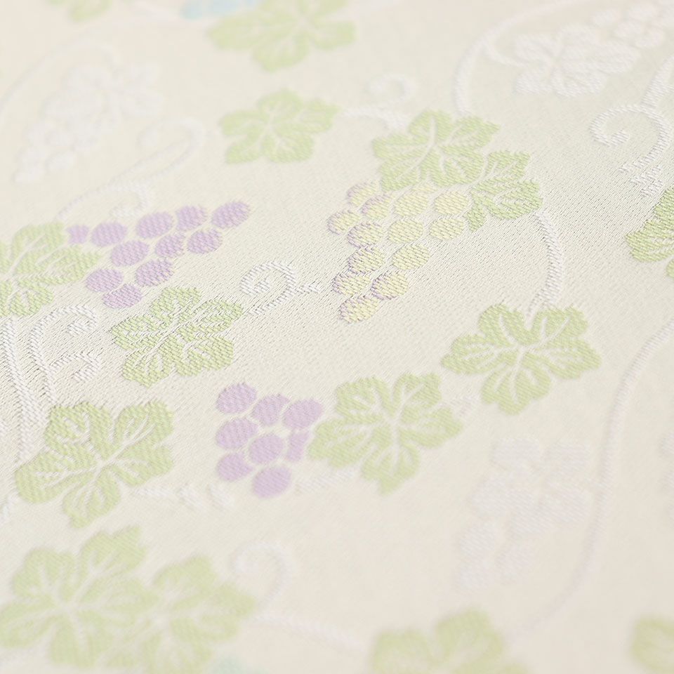 葡萄はその蔓が伸びて行く様子やたくさんの実を付けることから「豊穣」「多産」「生命力」を表す文様として古来より好まれてきました