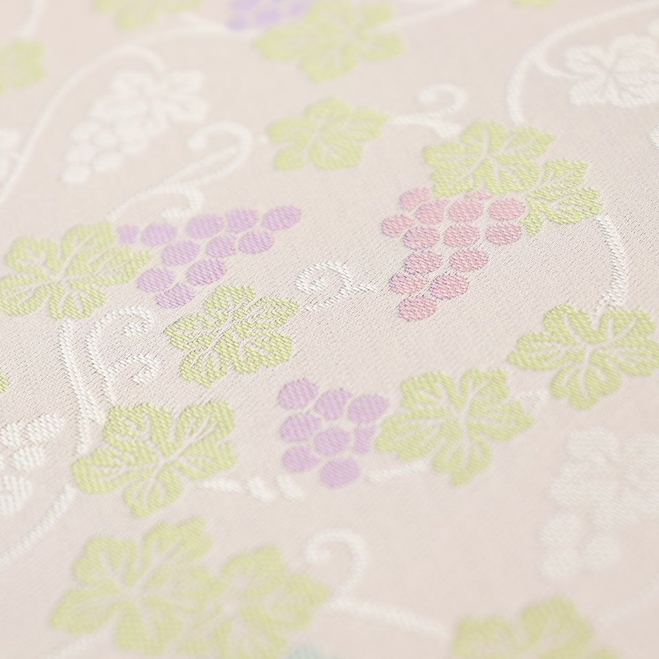 葡萄はその蔓が伸びて行く様子やたくさんの実を付けることから「豊穣」「多産」「生命力」を表す文様として古来より好まれてきました