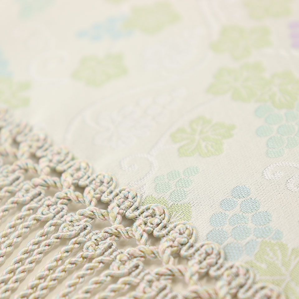 途切れることなくどこまでも伸びていく唐草にモダンさを加えたデザインで、さりげない中にも上品さのある逸品です