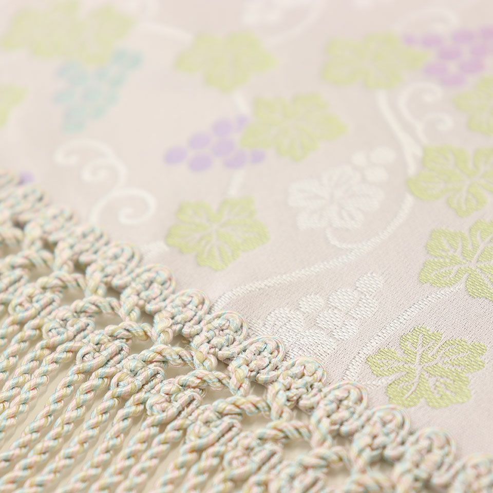 途切れることなくどこまでも伸びていく唐草にモダンさを加えたデザインで、さりげない中にも上品さのある逸品です