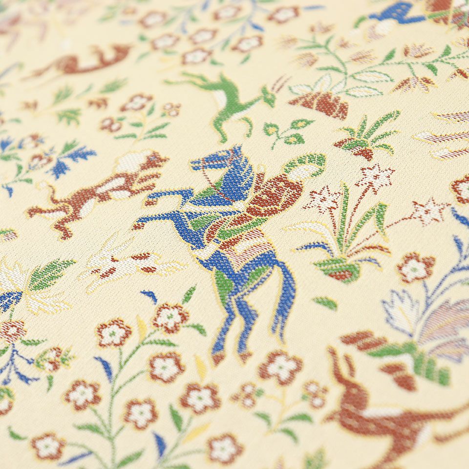 草樹花紋の間に馬を駆って狩猟する貴族達の姿が縦横に展開し、躍動感とともに異国情緒を感じさせます