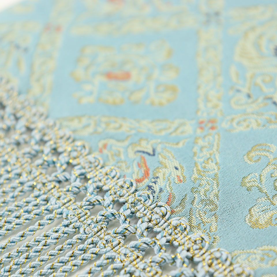 唐様式による端正な形と豊麗な色彩を現代風に活かし、麒麟と鳳凰の典雅な姿を再現しています