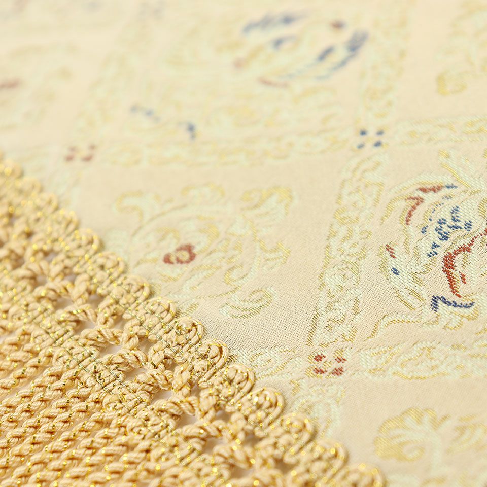 唐様式による端正な形と豊麗な色彩を現代風に活かし、麒麟と鳳凰の典雅な姿を再現しています