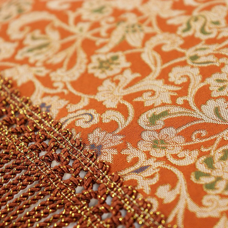 優美な森に遊ぶ花鳥の唐草文を選んで日本風に翻案し、独自の織物に仕立てました