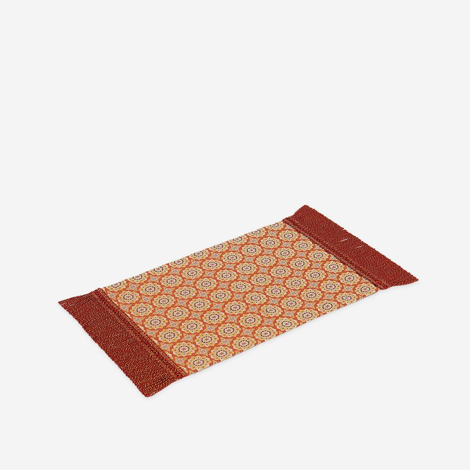 表面／カラー：レッド／28cm×40cm（フリンジ込みサイズ 28cm×54cm）