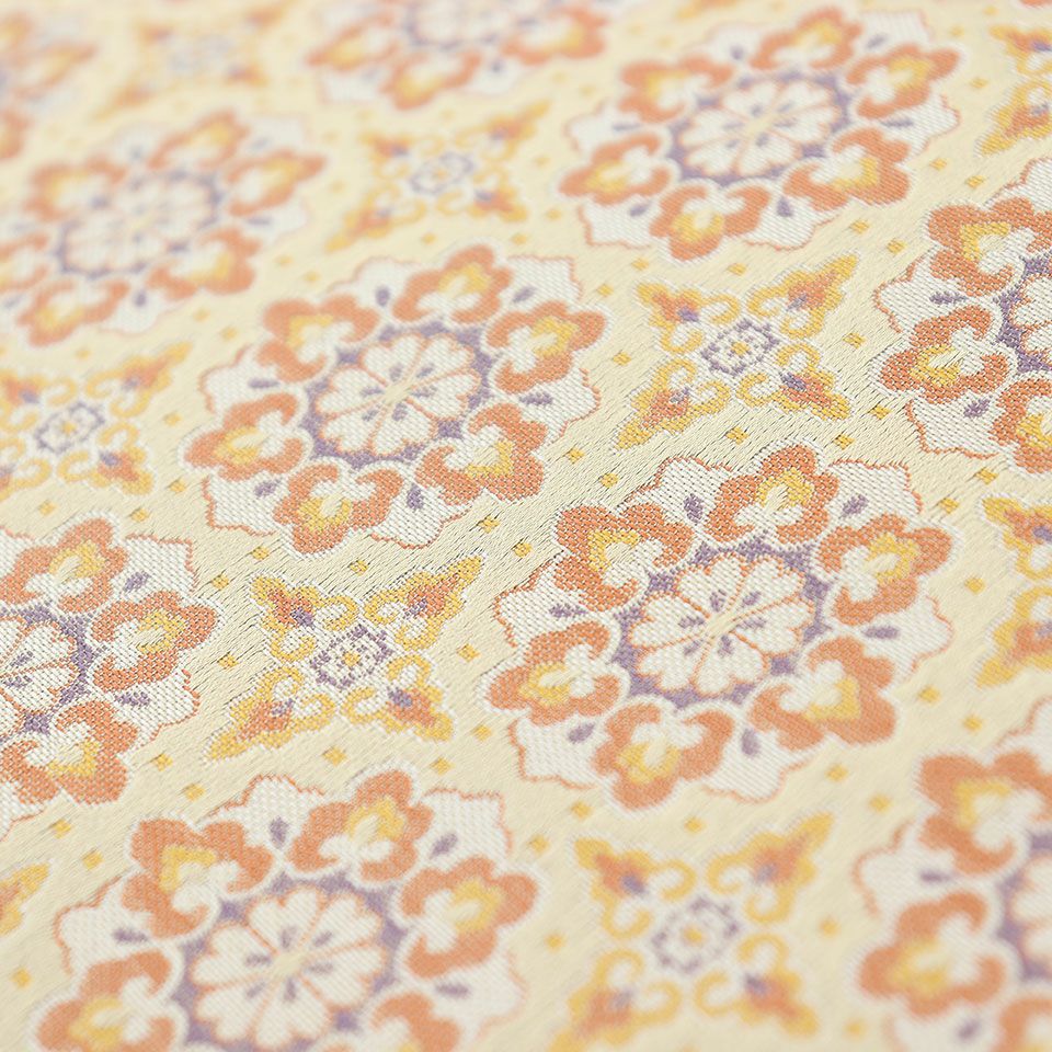 正倉院に伝わる古鏡、彩絵箱、鏡錦などの工芸品にみられる、高雅な気品に満ち溢れた華紋（唐花）を整然と配しました