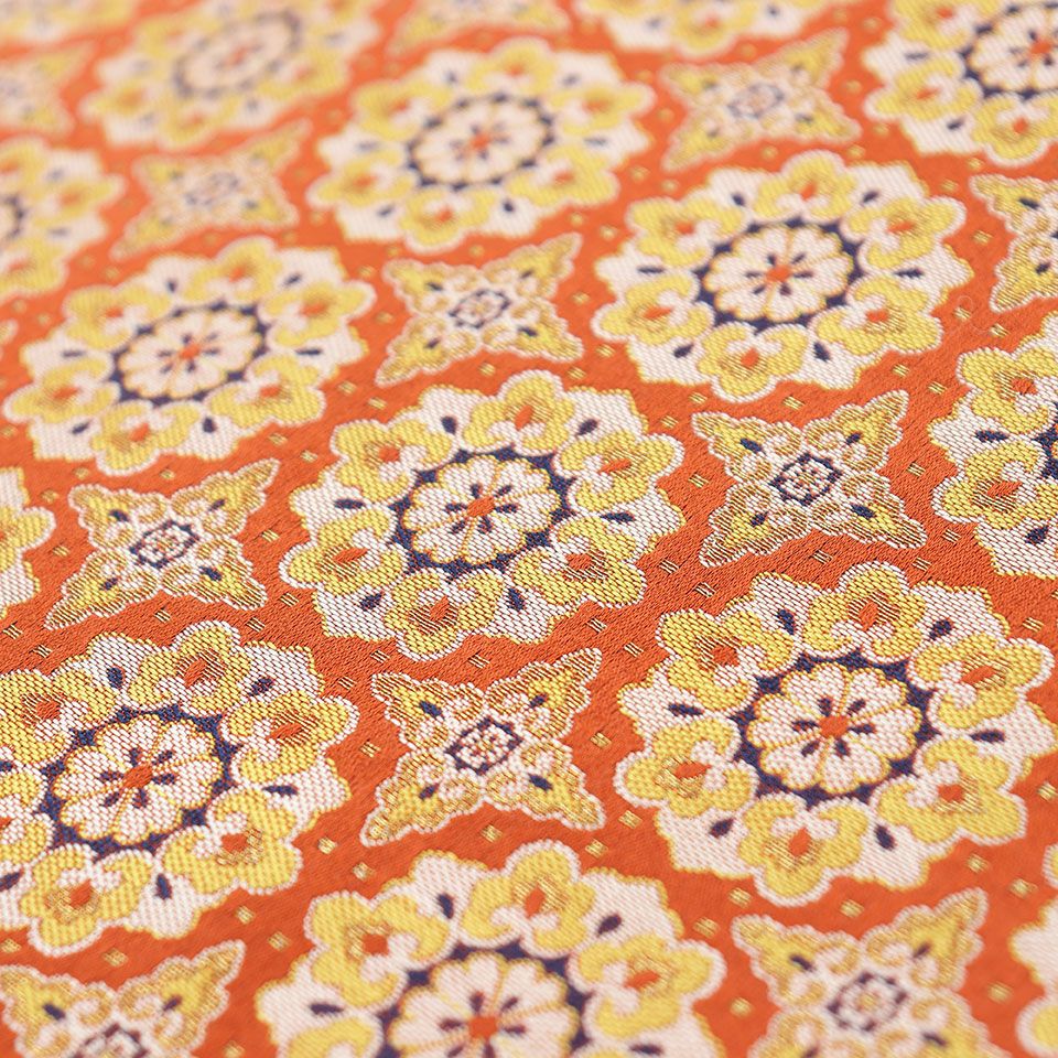 正倉院に伝わる古鏡、彩絵箱、鏡錦などの工芸品にみられる、高雅な気品に満ち溢れた華紋（唐花）を整然と配しました