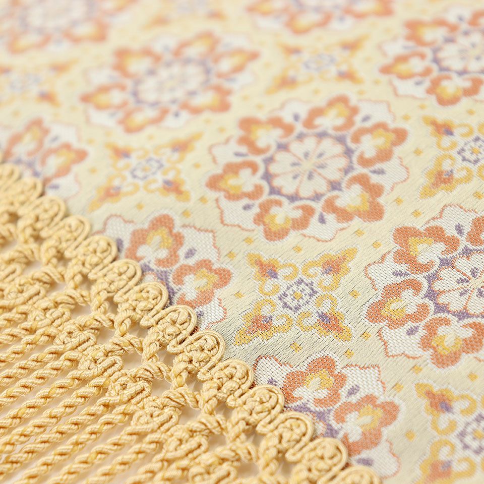 六弁の唐花を中心に四弁の副紋を配した文様は、端正でありながらも豊麗な唐王朝文化の極致を感じさせます